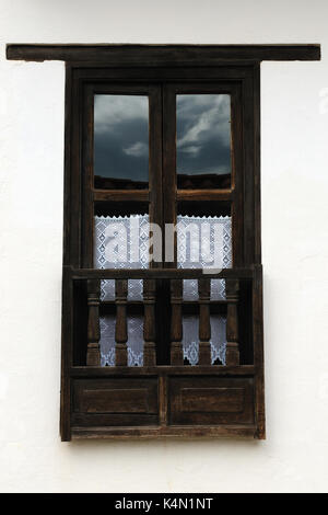 La Colombia, bella villa bianca con tetti di scandole nascosta dietro le mura di colonial villa de leyva. Il vecchio stile finestra Foto Stock