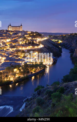 Vista sul fiume Tajo a Alcazar, sito patrimonio mondiale dell'unesco, Toledo, Castilla-la Mancha, in Spagna, Europa Foto Stock