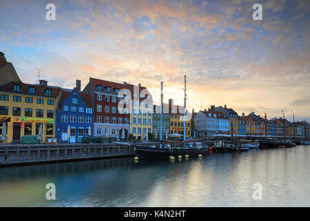 Sunrise sulle facciate colorate lungo il porto nel quartiere di Nyhavn, Copenaghen, Danimarca, Europa Foto Stock