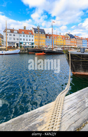 Facciate colorate e tipiche imbarcazioni lungo il canale e dal quartiere degli intrattenimenti di Nyhavn, Copenaghen, Danimarca, Europa Foto Stock