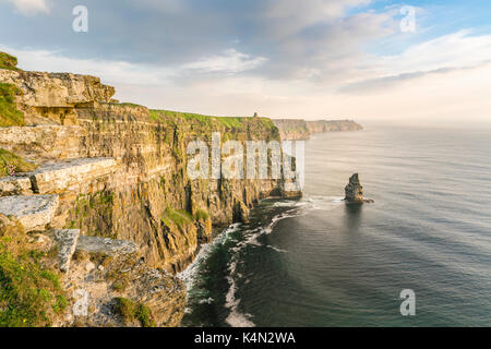 Breanan mor e o'briens tower, scogliere di Moher, liscannor, County Clare, provincia di Munster, Repubblica di Irlanda, Europa Foto Stock