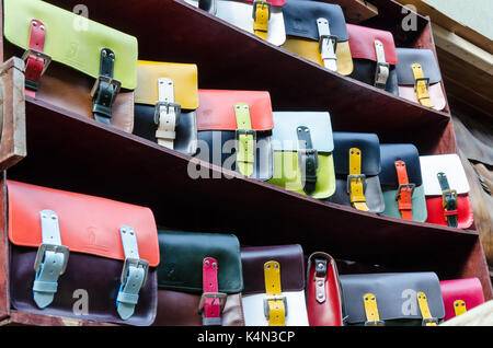 Sacchetti colorati sul display per la vendita su un ripiano in un cuoio buon produttore e rivenditore nel mercato di Camden, Londra. Foto Stock