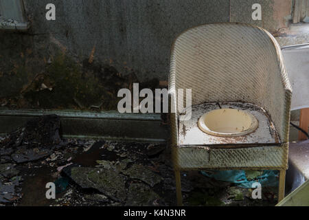 La canonica è stata una casa di cura per gli anziani entro rampton, cambridgeshire. è chiusa da molti anni fa e da allora è diventata negligente. Foto Stock