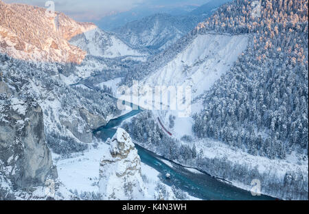 Il transito del trenino rosso nella profonda gola del Reno, rhein gorge (ruinaulta), flims, imboden, Grigioni, Svizzera, Europa Foto Stock