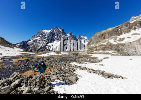 Escursionista su un sentiero di montagna, barre des Ecrins, parco nazionale degli Ecrins, francese dauphine alpi, haute Alpes, Francia, Europa Foto Stock