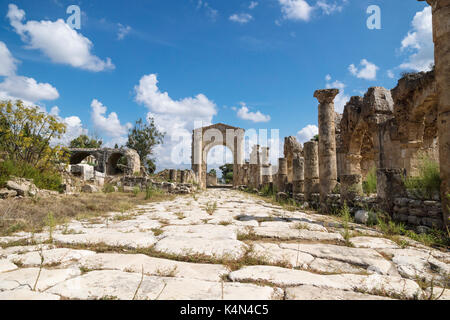 Pilastri lungo la strada bizantina con arco di trionfo in al-bass rovine del pneumatico, Libano Foto Stock