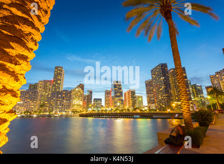 Skyline del centro di Miami da Brickell Key al tramonto, Downtown Miami, Miami, Florida, Stati Uniti d'America, Nord America Foto Stock