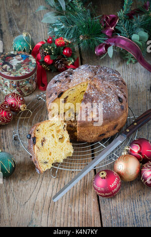 Il panettone. Italiano tipo di pane dolce focaccia. Gastronomia natalizia Foto Stock