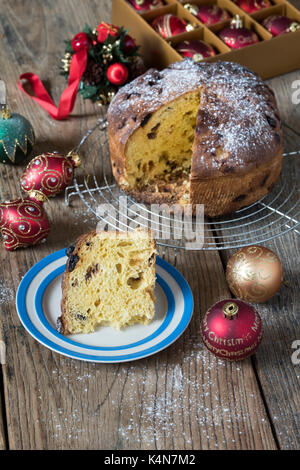 Il panettone. Italiano tipo di pane dolce focaccia. Gastronomia natalizia Foto Stock