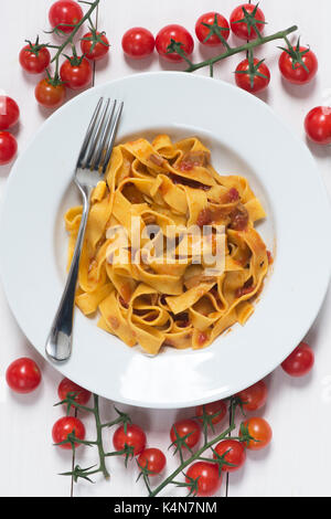 Tagliatelle alla bolognese e salsa di pomodori plus su sfondo bianco Foto Stock