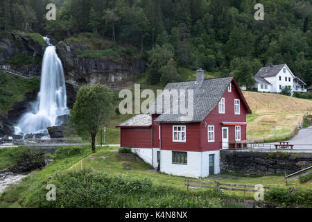 Casa Rossa vicino a cascata steinsdalsfossen Foto Stock