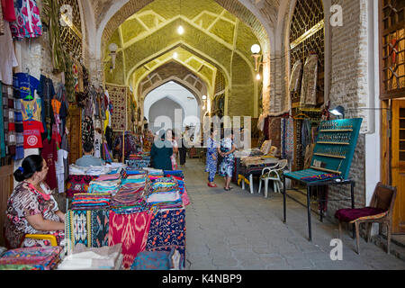 Donne uzbeke shopping nel Vecchio Bazar coperto nella città bukhara, Uzbekistan Foto Stock