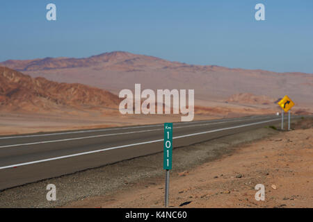 Pan American highway (ruta 5) che corre attraverso il duro e arido paesaggio di Atacama nel nord del Cile. Foto Stock