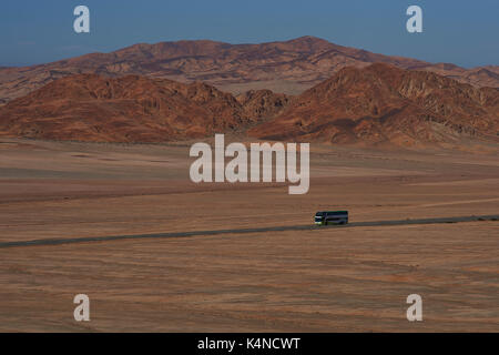 A lunga distanza in autobus la pan american highway (ruta 5) che corre attraverso il duro e arido paesaggio di Atacama nel nord del Cile. Foto Stock