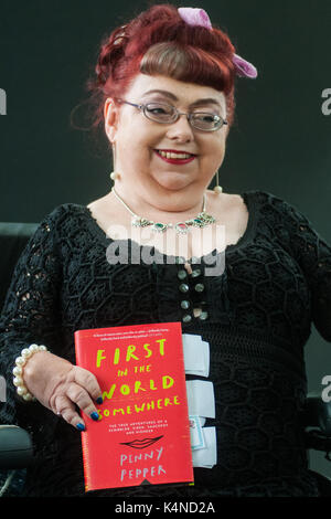 Scrittore e per i diritti dei portatori di handicap attivista pepe penny frequenta un photocall durante l'Edinburgh International book festival il 12 agosto 2017 in edinburg Foto Stock