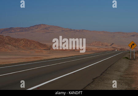 Pan American highway (ruta 5) che corre attraverso il duro e arido paesaggio di Atacama nel nord del Cile. Foto Stock