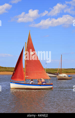 Vela sul torrente a Burnham Overy Staithe sulla costa di Norfolk, Inghilterra, Regno Unito Foto Stock