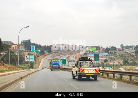 Guida di veicoli su strada a scivolo a Thika autostrada con traffico sulla principale autostrada, Nairobi, Kenia Foto Stock