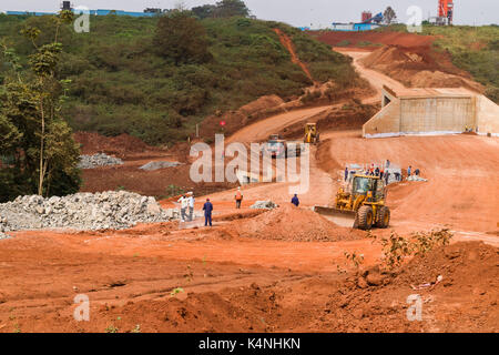 Lavoratori edili e attrezzature pesanti di costruire il Westlands Redhill Link Road, Nairobi, Kenia Foto Stock