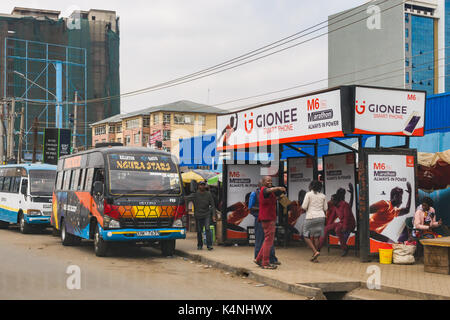 Fermata bus con il bus, bus shelter e passeggeri, Nairobi, Kenia Foto Stock