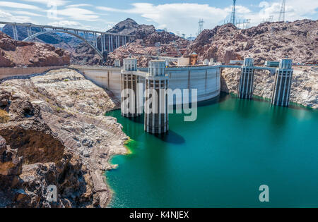 Hoover (Boulder) Dam Power Plant, visto dal Nevada riva del Lago Mead Foto Stock