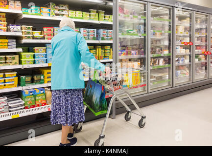Donna anziana shopping nel supermercato Asda. Regno Unito Foto Stock