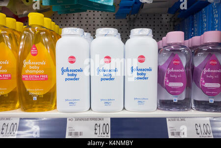 Prodotti per bambini Johnson`s: Shampoo, olio e polvere su scaffale di supermercati. REGNO UNITO Foto Stock