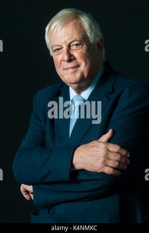 Uomo politico britannico Chris Patten partecipa ad un photocall durante l'Edinburgh International book festival il 12 agosto 2017 a Edimburgo, Scozia. Foto Stock