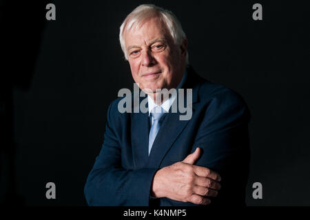 Uomo politico britannico Chris Patten partecipa ad un photocall durante l'Edinburgh International book festival il 12 agosto 2017 a Edimburgo, Scozia. Foto Stock