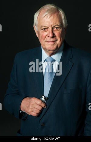 Uomo politico britannico Chris Patten partecipa ad un photocall durante l'Edinburgh International book festival il 12 agosto 2017 a Edimburgo, Scozia. Foto Stock