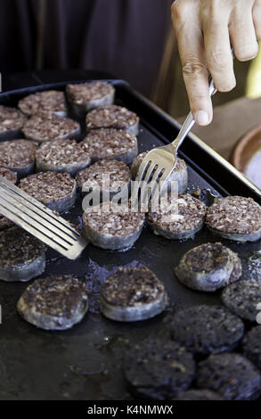 Fette di grigliate di salsicce fritte, salsicce di maiale dettaglio Foto Stock