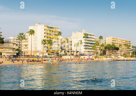 Spiaggia affollata in Juan les Pins, Cote d'Azur, in Francia Foto Stock
