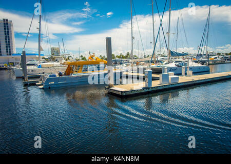 Fort Lauderdale, Stati Uniti d'America - Luglio 11, 2017: una linea di imbarcazioni esposte per la vendita in Fort Lauderdale Foto Stock