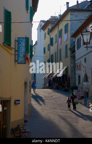 Via Roma, Radda in Chianti, Toscana, Italia: Ombre del tardo pomeriggio Foto Stock