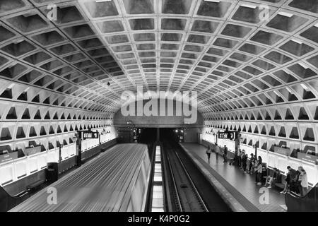 Arlington, Virginia. - 19 febbraio 2017: Treni e passeggeri in una stazione della metropolitana. Foto Stock