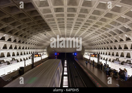 Arlington, Virginia. - 19 febbraio 2017: Treni e passeggeri in una stazione della metropolitana. Foto Stock