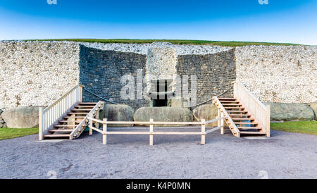 Tomba di passaggio Newgrange situata nella valle di Boyne. Co. Meath in Irlanda. Newgrange è stato costruito 5,200 anni fa da contadini di pietra. Foto Stock