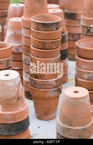 Una pila di vasi di terracotta in giardino. Foto Stock