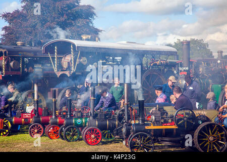 Motori di trazione e mini motori di trazione su parade presso l'annuale fiera a vapore e al rally Astle park Chelford nel Cheshire Foto Stock