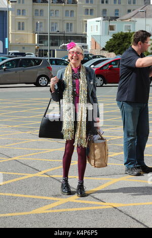 Su Pollard arrivando presso la sede Cymru, Llandudno Galles Foto Stock