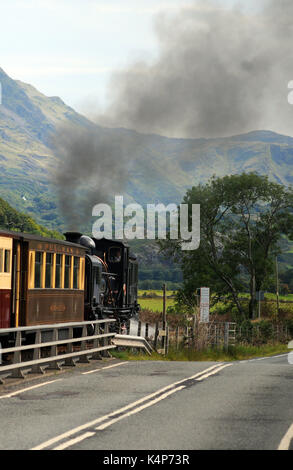 Whr '87' lasciando pont croesor con un treno per caernarfon. welsh highland railway. Foto Stock