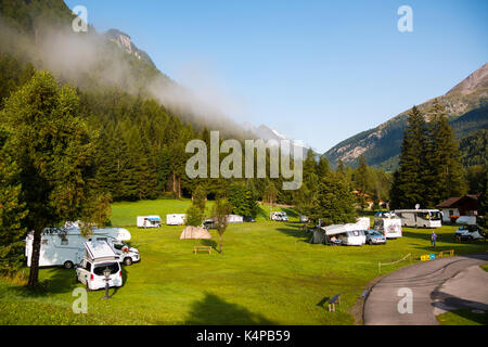 Rimorchi camping sotto il monte grossglockner nel parco nazionale degli Alti Tauri in Austria Foto Stock