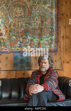 Alpinista Reinhold Messner presso il suo castello Juval in Alto Adige, Italia Foto Stock