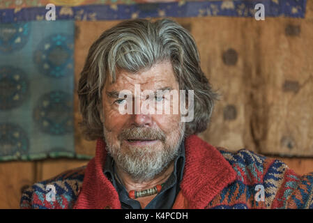 Alpinista Reinhold Messner presso il suo castello Juval in Alto Adige, Italia Foto Stock