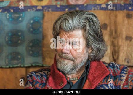 Alpinista Reinhold Messner presso il suo castello Juval in Alto Adige, Italia Foto Stock