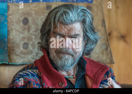 Alpinista Reinhold Messner presso il suo castello Juval in Alto Adige, Italia Foto Stock