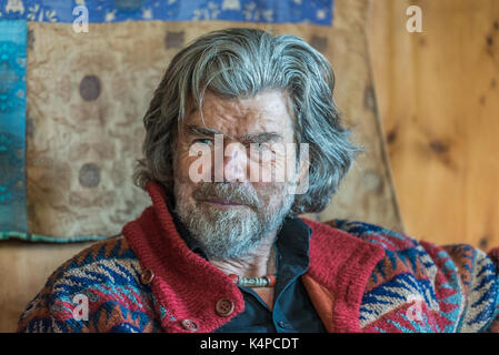 Alpinista Reinhold Messner presso il suo castello Juval in Alto Adige, Italia Foto Stock