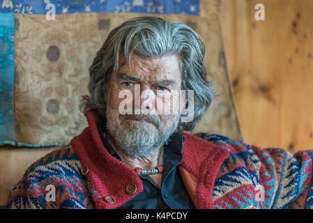 Alpinista Reinhold Messner presso il suo castello Juval in Alto Adige, Italia Foto Stock