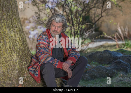 Alpinista Reinhold Messner sotto il suo albero preferito a Castello Juval in Alto Adige, Italia Foto Stock