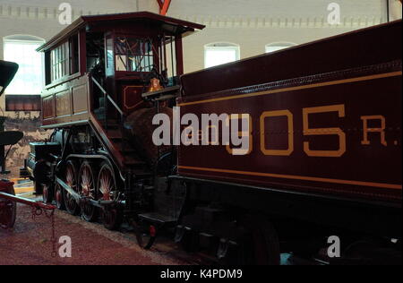 B&O Ferrovia locomotiva a vapore n. 305 Davis cammello, 4-6-0 dieci wheeler sul display al Roundhouse del B&O Railroad Museum, Baltimore, Maryland, Stati Uniti d'America. Foto Stock